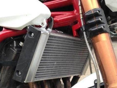 Detailed Comparison of Front-Mounted and Side-Mounted Water Cooling Systems in Water-Cooled Motorcycles